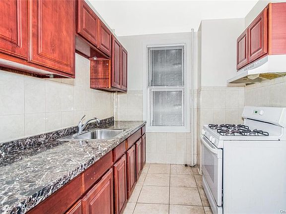 5th image of 2476 Grand Ave