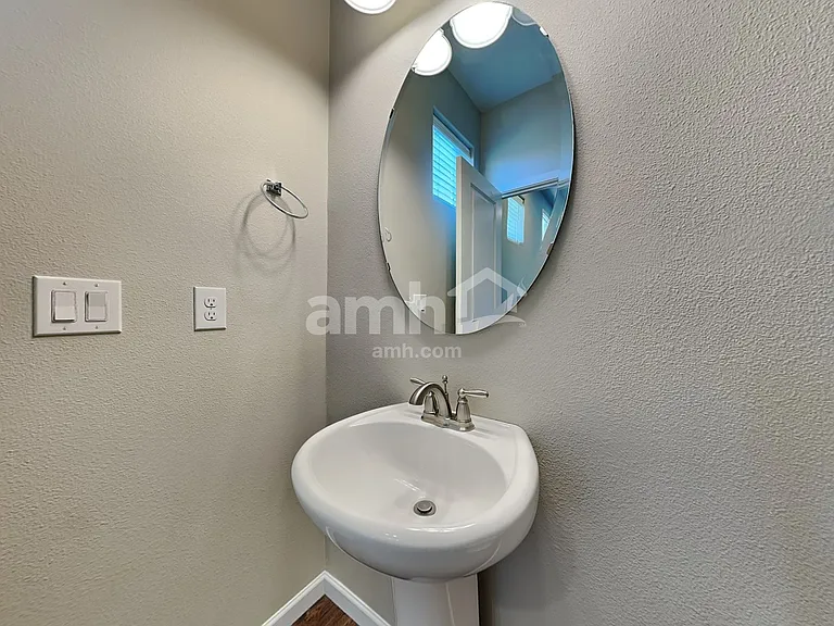 945 Riggs Dr E — Photo 8