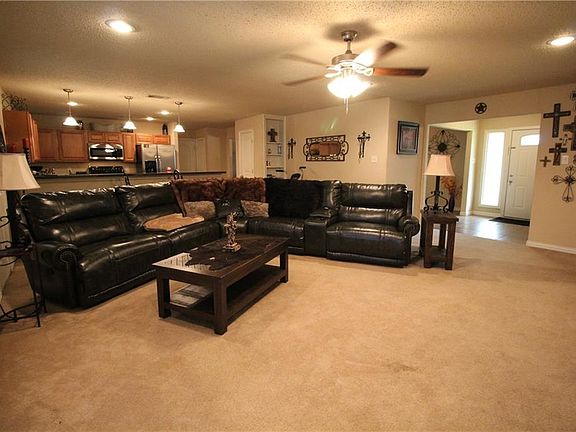 4th image of 305 Louise Dr