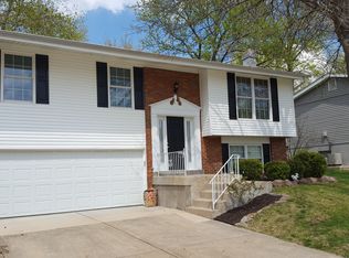 853 Village Meadow Dr, Ballwin, MO 63021