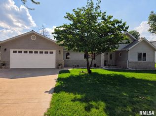 929 N 3rd St, Riverton, IL 62561