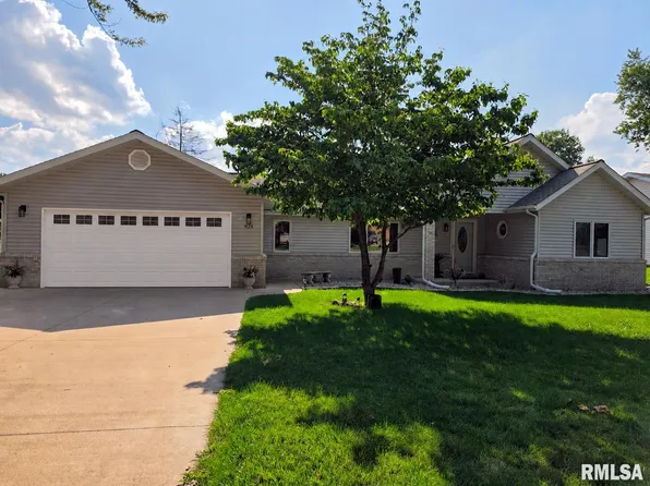 929 N 3rd St, Riverton, IL 62561