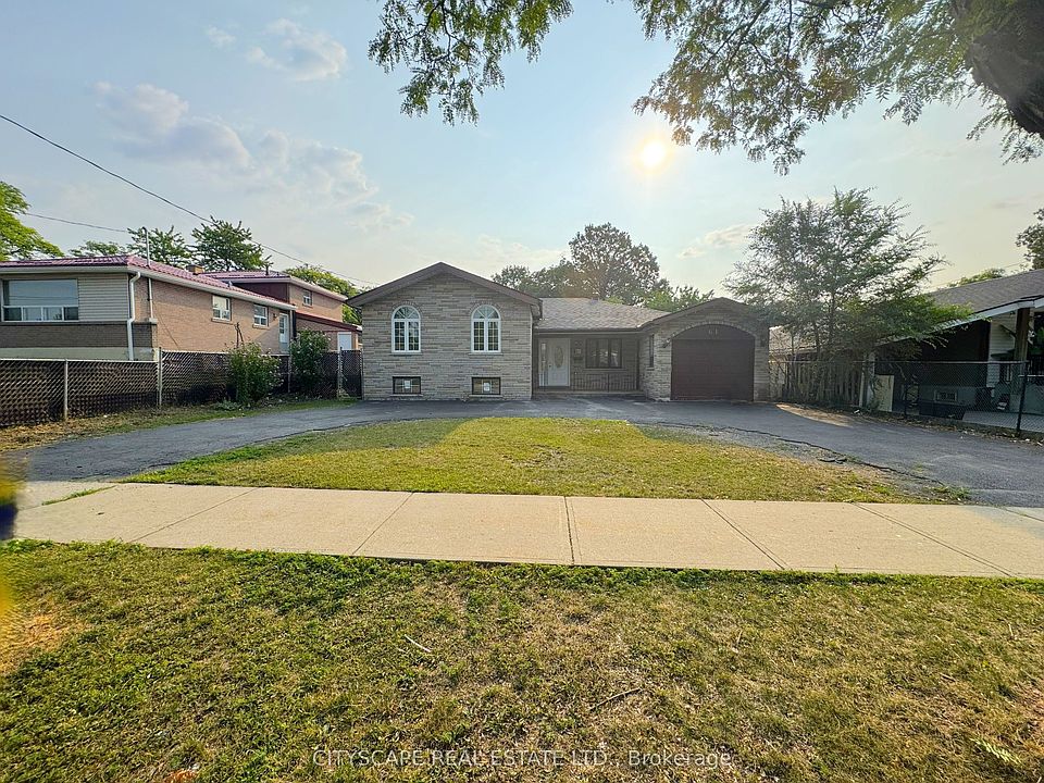 1st image of 61 Bloomington Cres