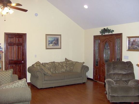 Vaulted Ceilings w/Hardwood Floors in Greatroom