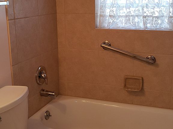 5th image of 2825 Wehrly Ave