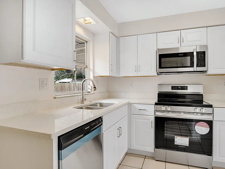 2459 Hope Ave — Photo 8