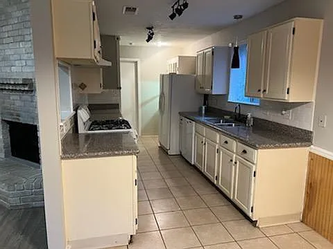 2327 Goldspring Ln — Photo 10