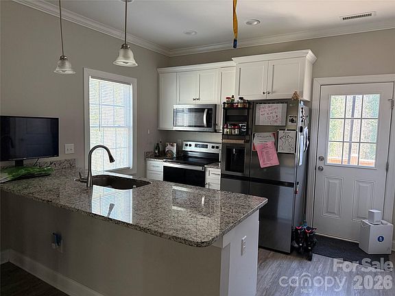5th image of 1084 20th St NE