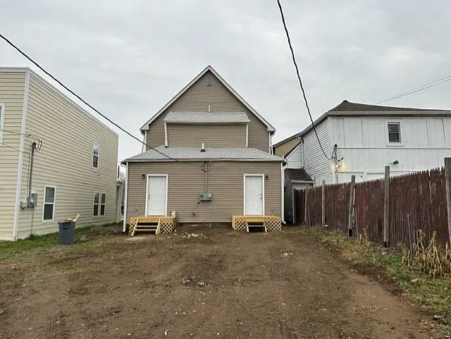 1073 W 27th St — Photo 3