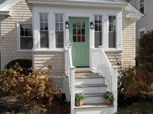 6 Prairie Ave, Newport, RI 02840