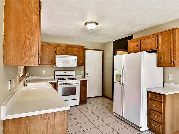 4th image of 6342 Commonwealth Dr