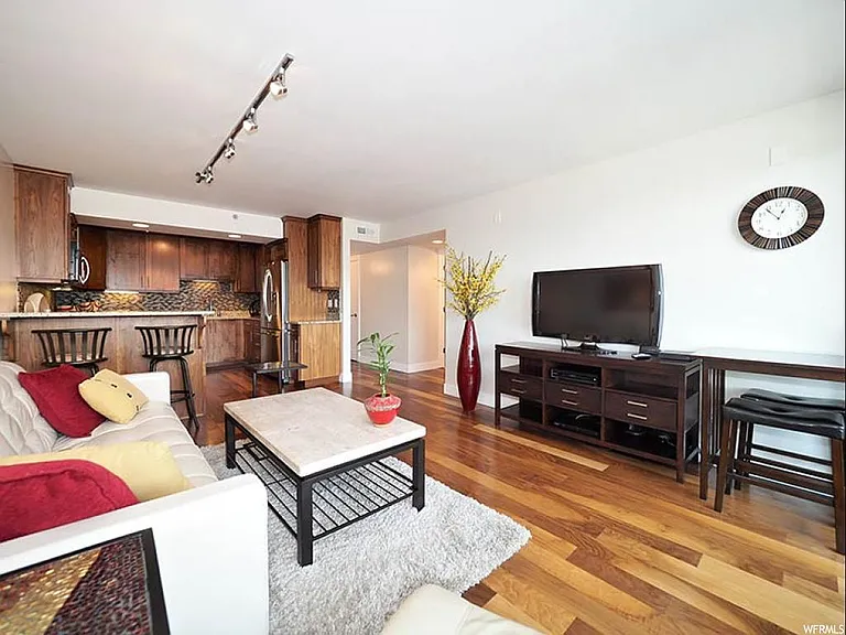 230 E Broadway St #804 — Photo 7