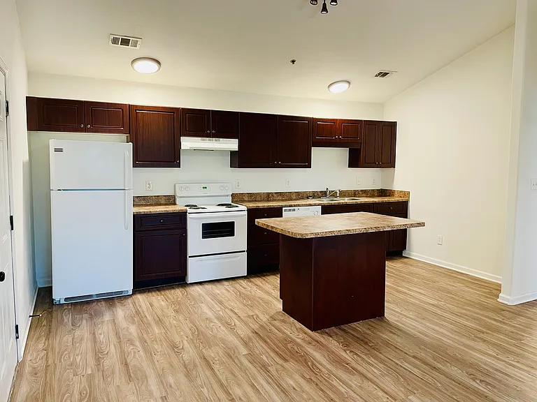 New London Apartments — Photo 11
