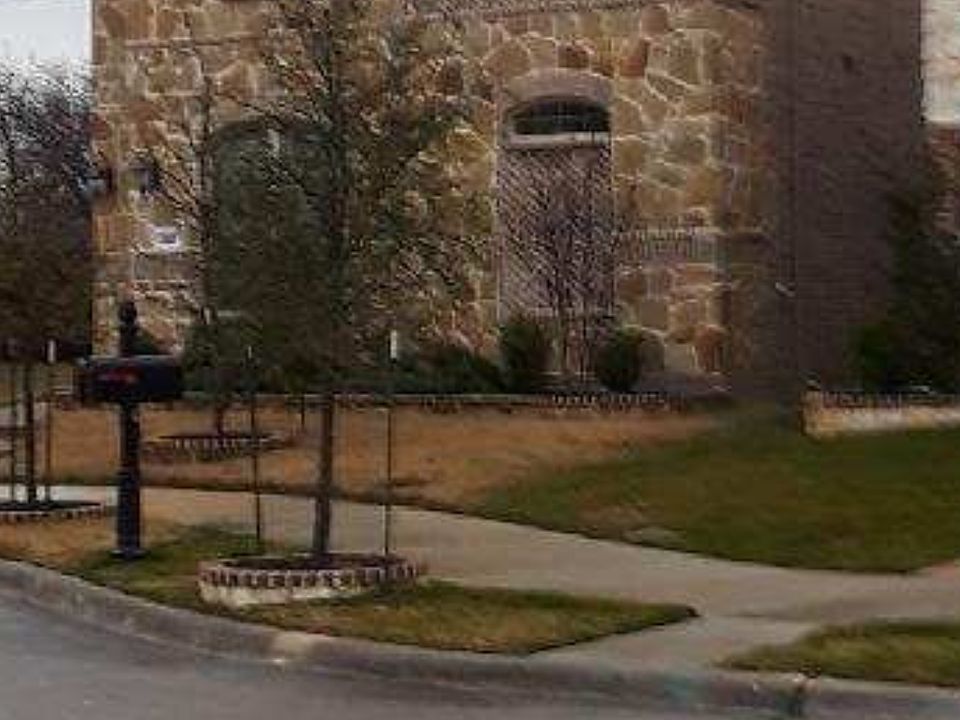 2nd image of 602 Rustic Ln