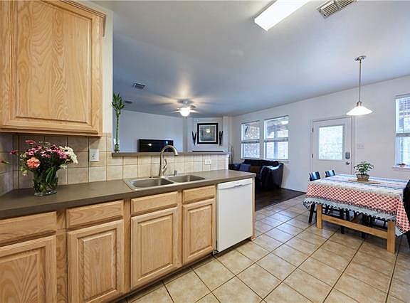 4th image of 1556 Charleston Dr