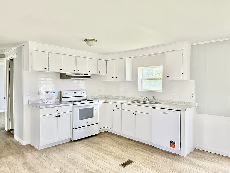 1548 Cornwallis Rd — Photo 3