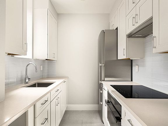 3rd image of 23 E 10th St APT 603