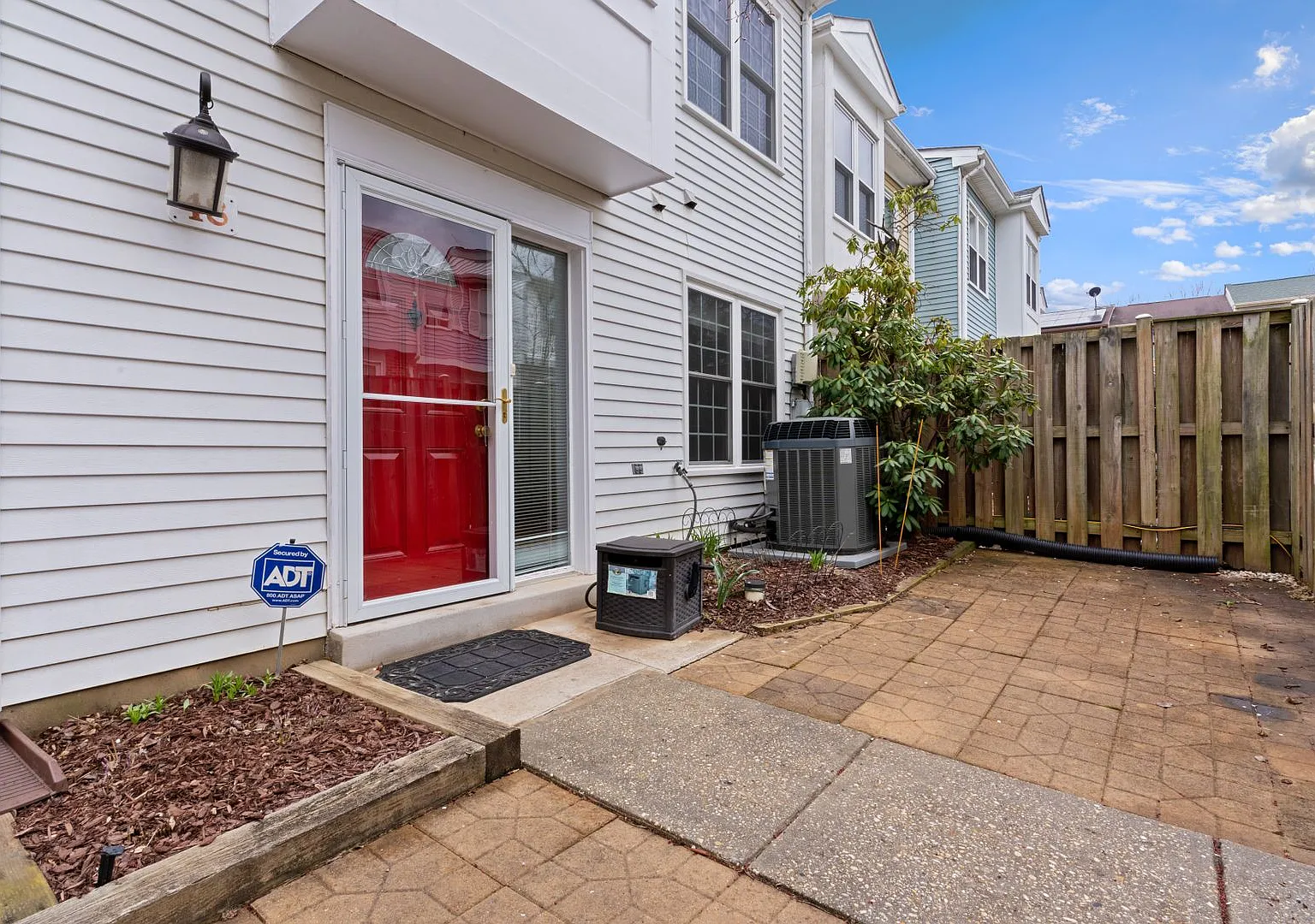 Stunning Silver Spring End Unit TH — Photo 4