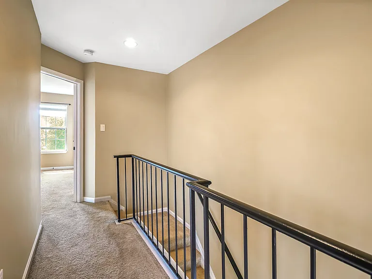 20206 Foothill Ter — Photo 18