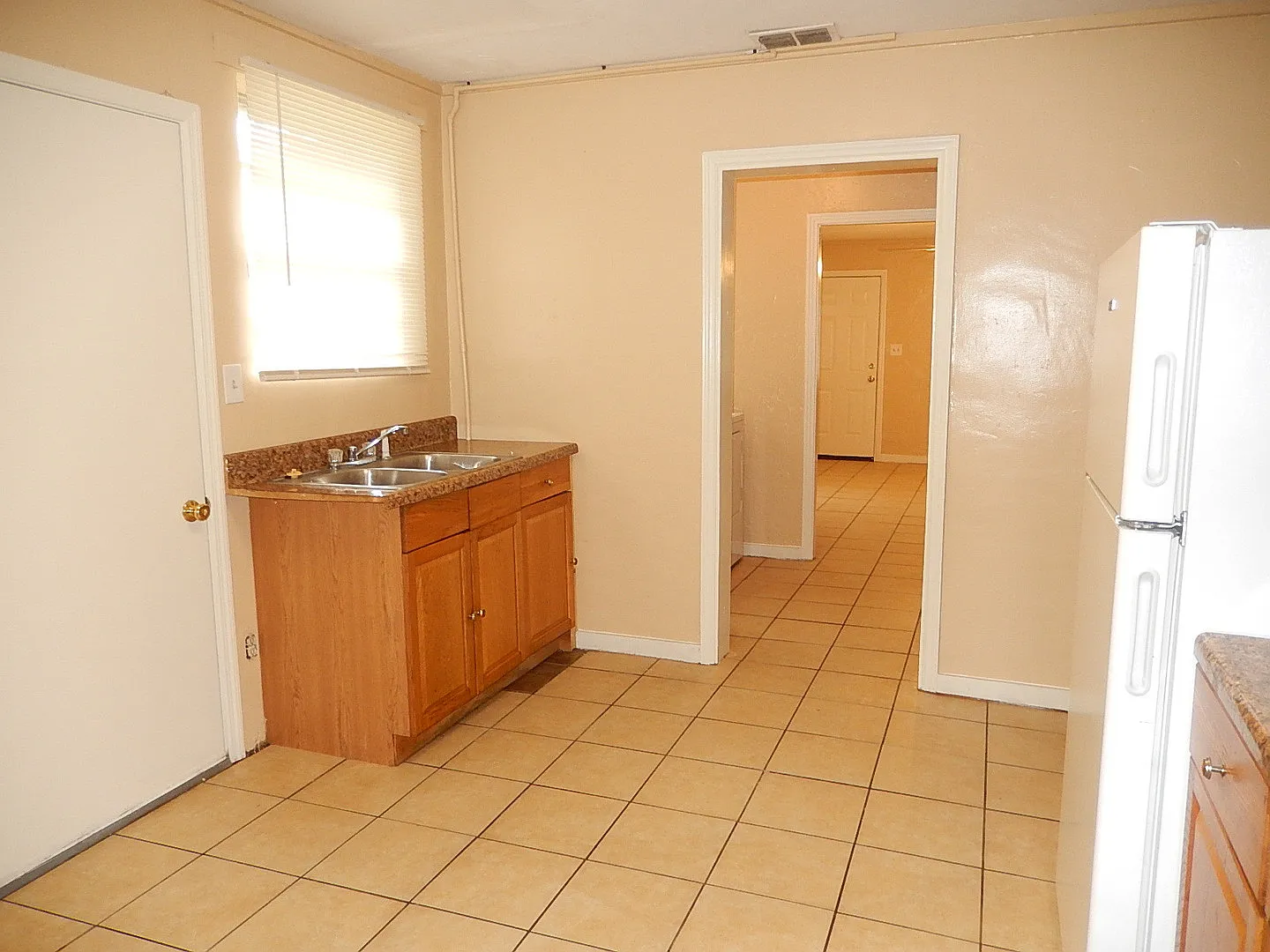 NICE 3/1 House w/ Tile Floors, Washer/Dryer, Split Plan, & Large Yard! $1150/month Avail NOW! — Photo 2