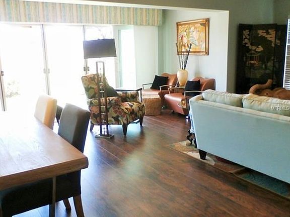 4th image of 927 Villeroy Greens Dr #0