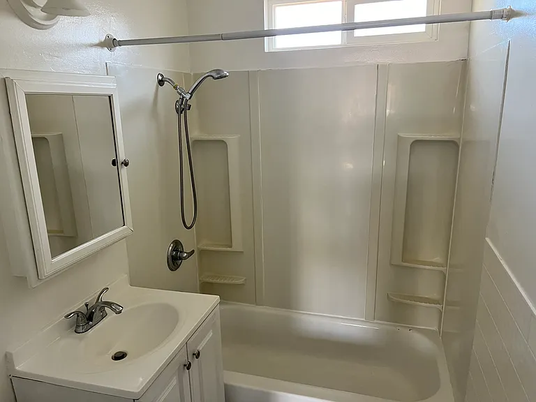 147 N Victoria Ave — Photo 14
