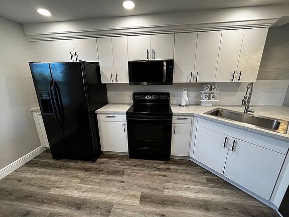 3rd image of 605 Oaks Dr APT 605