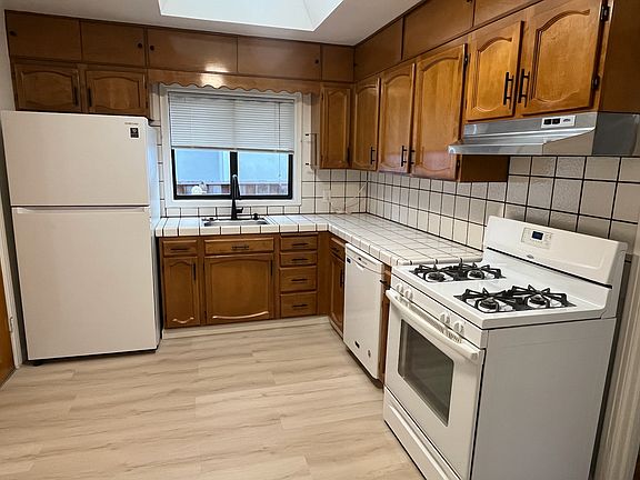 4th image of 955 Oak Ln #A