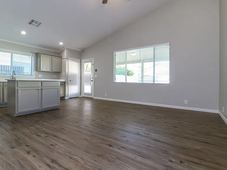 8936 W Fullam St — Photo 4