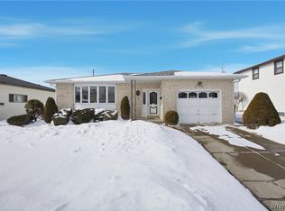 20 Fairoaks Ln, Cheektowaga, NY 14227