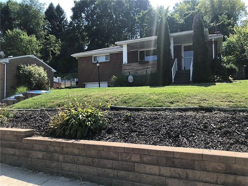 2nd image of 124 Hollywood Dr
