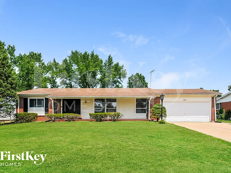 2415 Greenbriar Dr — Photo 1