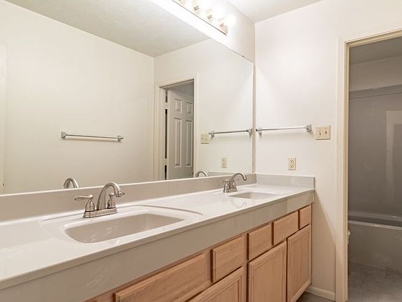 4th image of 701 Balcones Dr APT 12