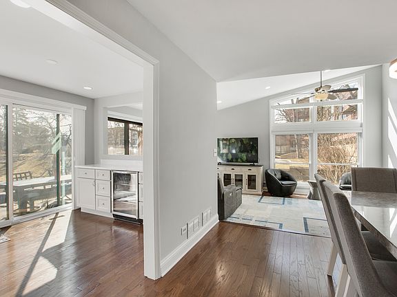 4th image of 706 Waukegan Rd #4