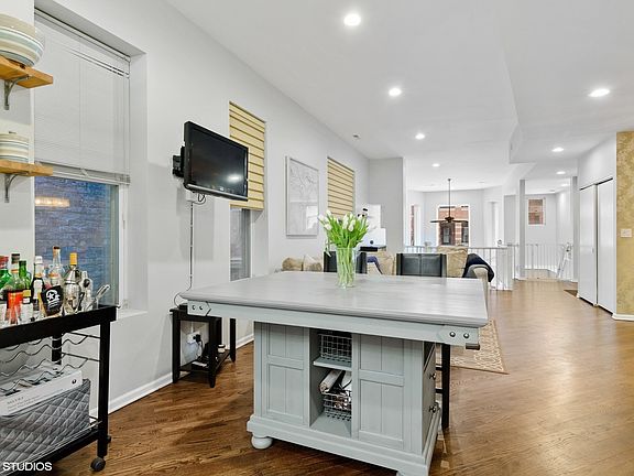 3rd image of 626 W Buckingham Pl APT 1E