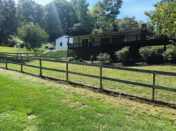 390 Hickory Hill Dr, Spruce Pine, NC 28777