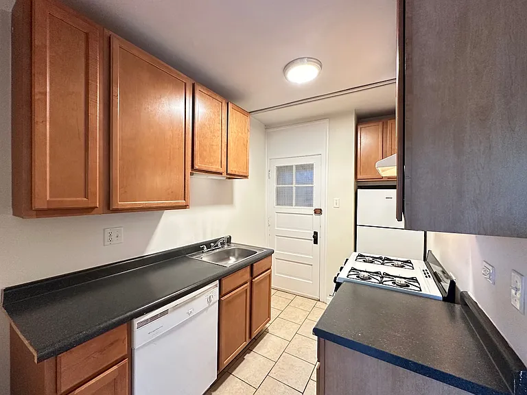 1253 W Henderson St #3 — Photo 2