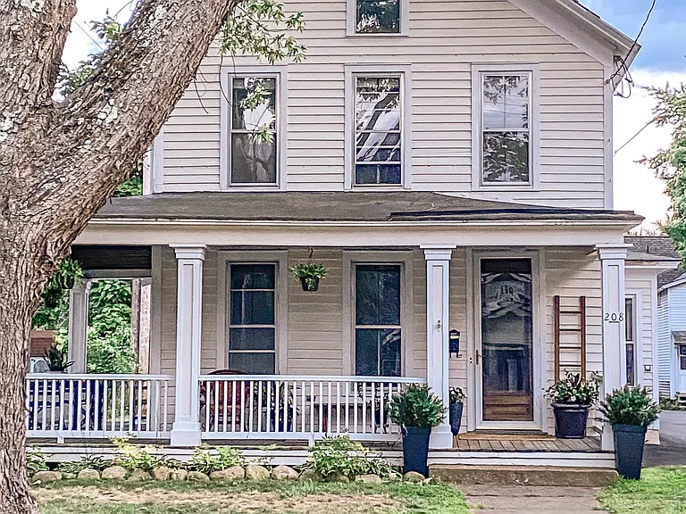 208 Lake Ave — Photo 1