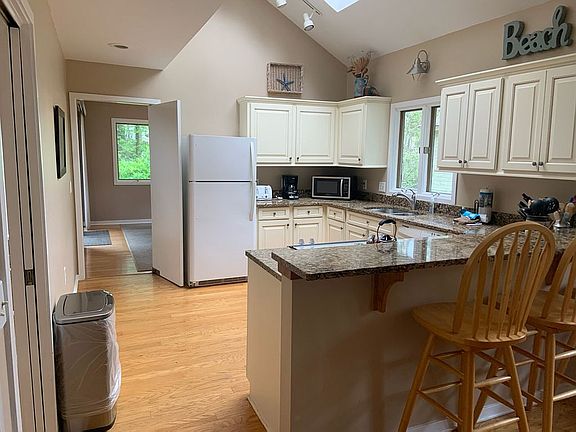 5th image of 34 Wisteria Ln