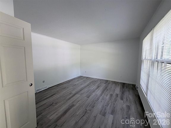 5th image of 931 Pineborough Rd