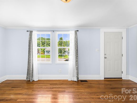 3rd image of 316 20th Ave NE
