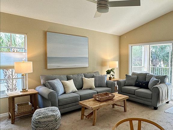 Livingroom with bookshelves and TV