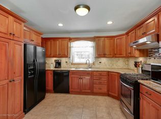 10 Northwoods Pl, Howell, NJ 07731