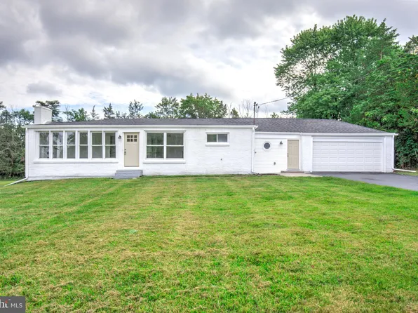 353 Douglass Dr, Douglassville, PA 19518