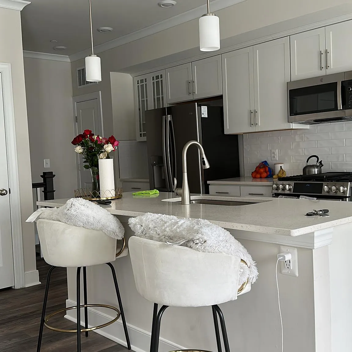 3 bed, 2.5 bath, 1883 sqft, $3,300 — Photo 4
