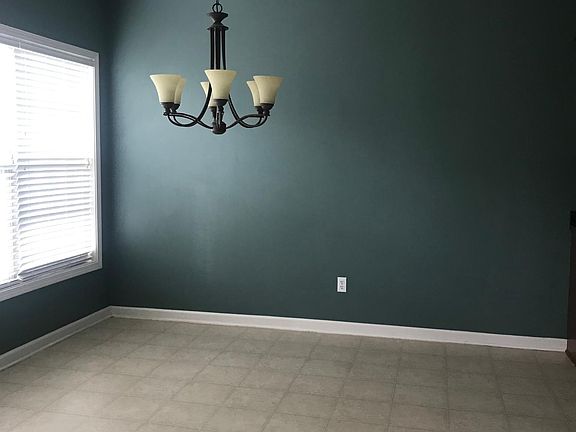 4th image of 752 Sprucewood Dr