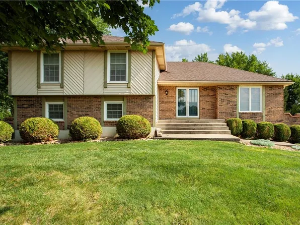 1655 NE Roanoke Dr, Blue Springs, MO 64014