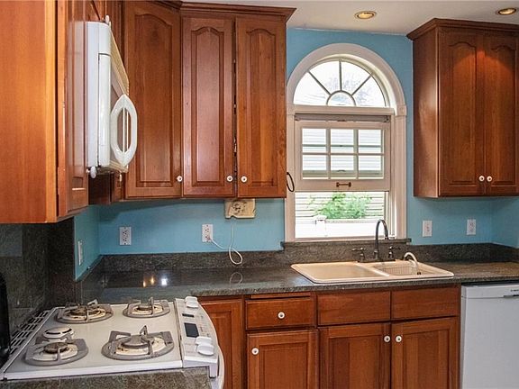 2nd image of 2070 Carabel Ave