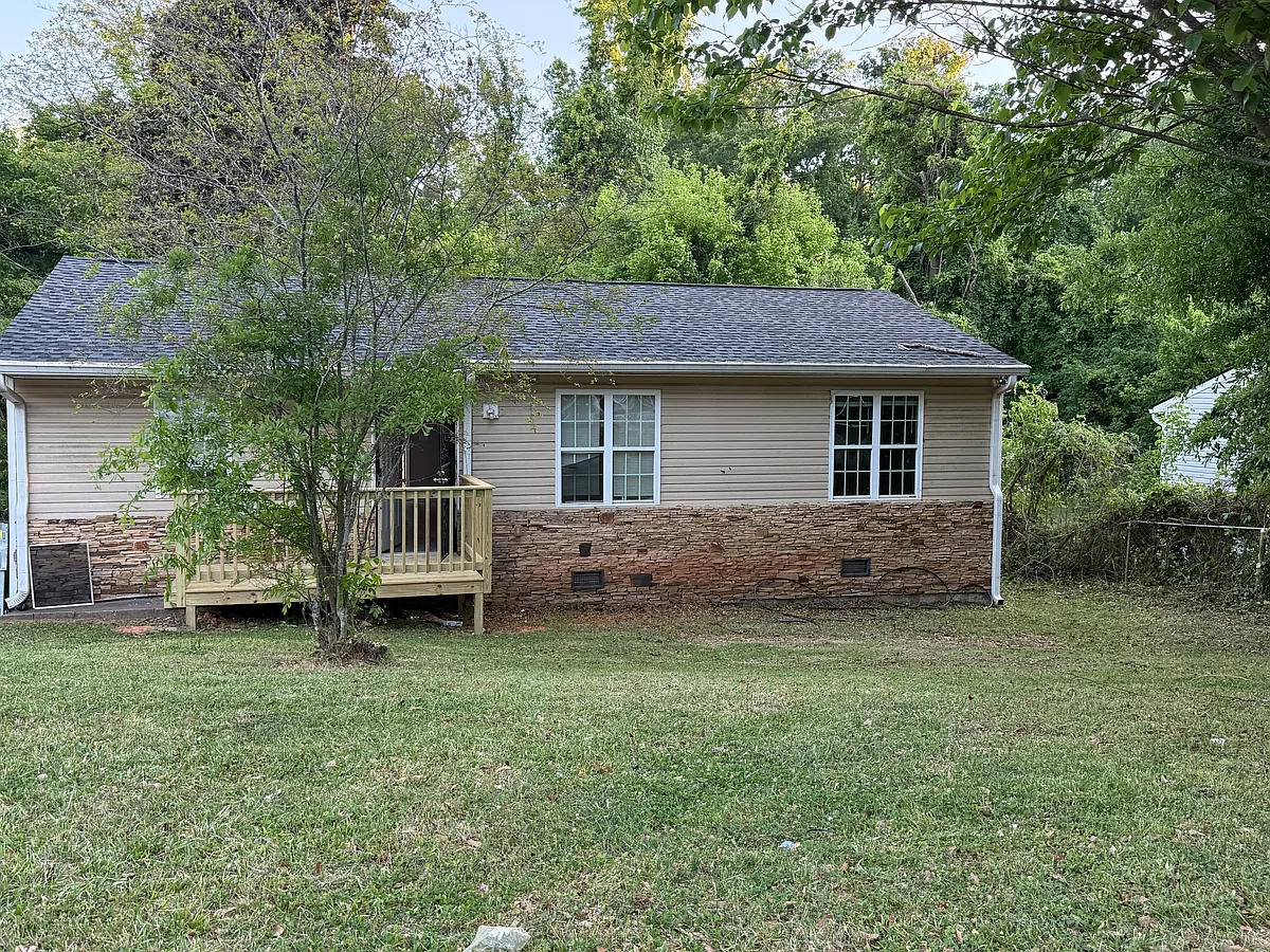 Building Photo - 911 Stonewall Dr SE