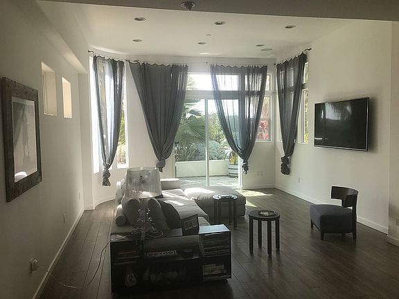 4th image of 860 Chalcedony St